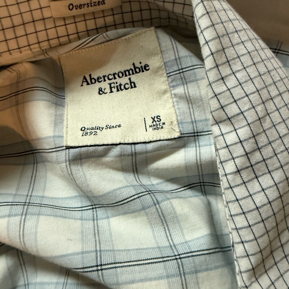 Button down - Picture 2 of 3